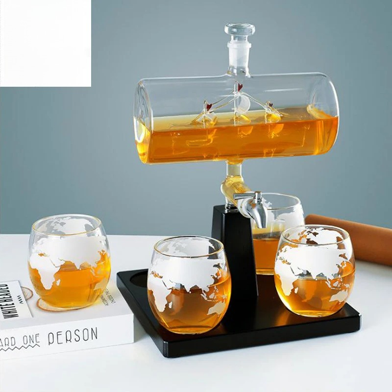 Whiskey Decanter With Antique  - Decanter Globe Set recension och pris